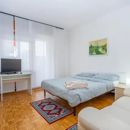 Apartment Casa Stanicic-Terminal Nord Shopping Center Apt *